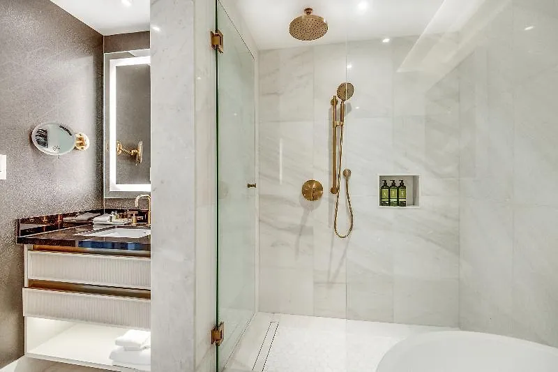 *****  Azur Legacy Collection Hotel Vancouver Canada